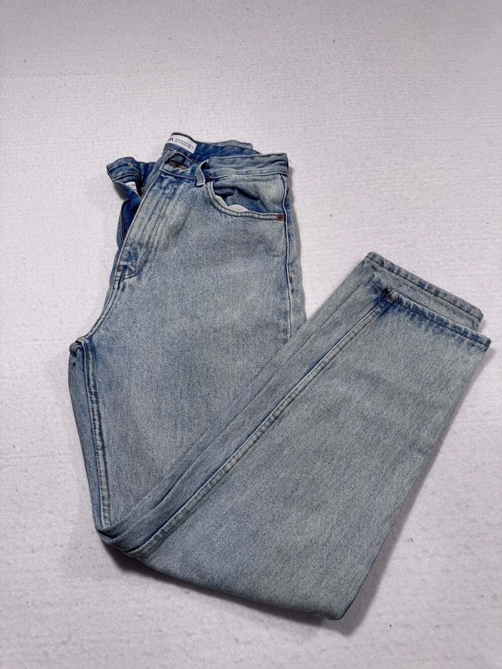 Zara Light Wash Denim Mom Jeans Size 38 US 6

.